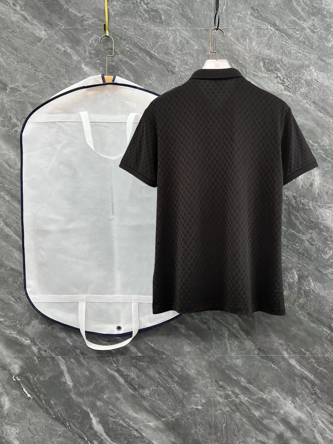 Premium Quality Balmain spring and summer full jacquard lapel short sleeves. This short sleeve is made of Tencel➕cotton fabric, with double jacquard all over. It is carefully made and the upper body is refreshing! Update your casual look. Exquisite tailoring, complete with three-label accessories. It is indeed very heavy-duty. It is a fashionable item. It is decorated with the brand LOGO on the front. It is genuine YB customized fabric and will never be faked. This piece looks really good when worn! Looks great with any combination! No gender distinction, same style for men and women Color: Black White Size: M L XL XXL XXXL